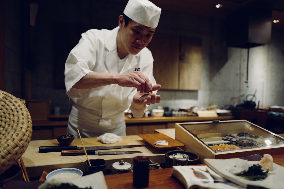 Phong cách ăn sushi kiểu Nhật - Vừa ăn, vừa trò chuyện với đầu bếp
